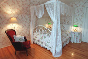 Secret Garden canopy bed - Grandview Bed & Breakfast - Astoria, Oregon